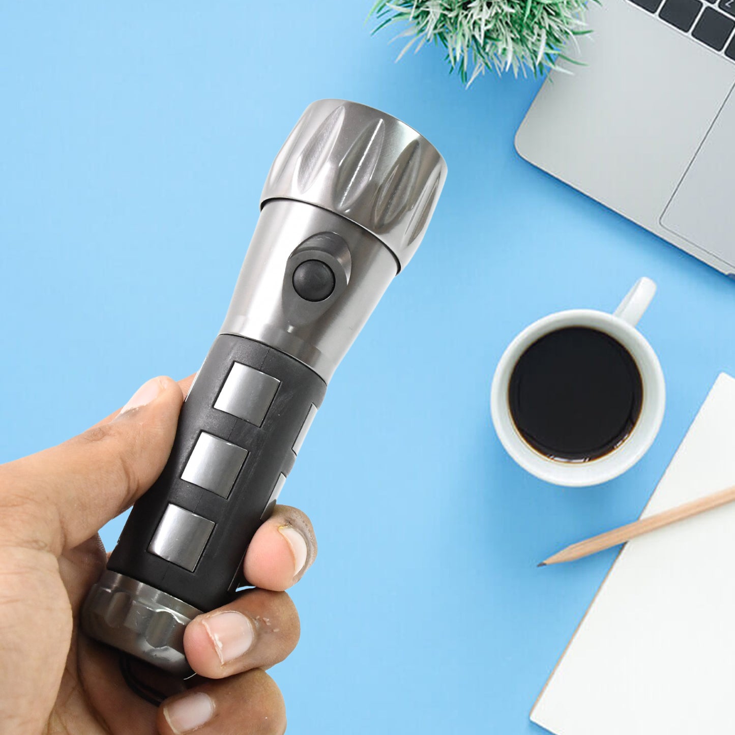 Aluminium Ledxenon Rubber Grip Handtourch (31.5v Aaa Batteries Not Included) - LootFaat